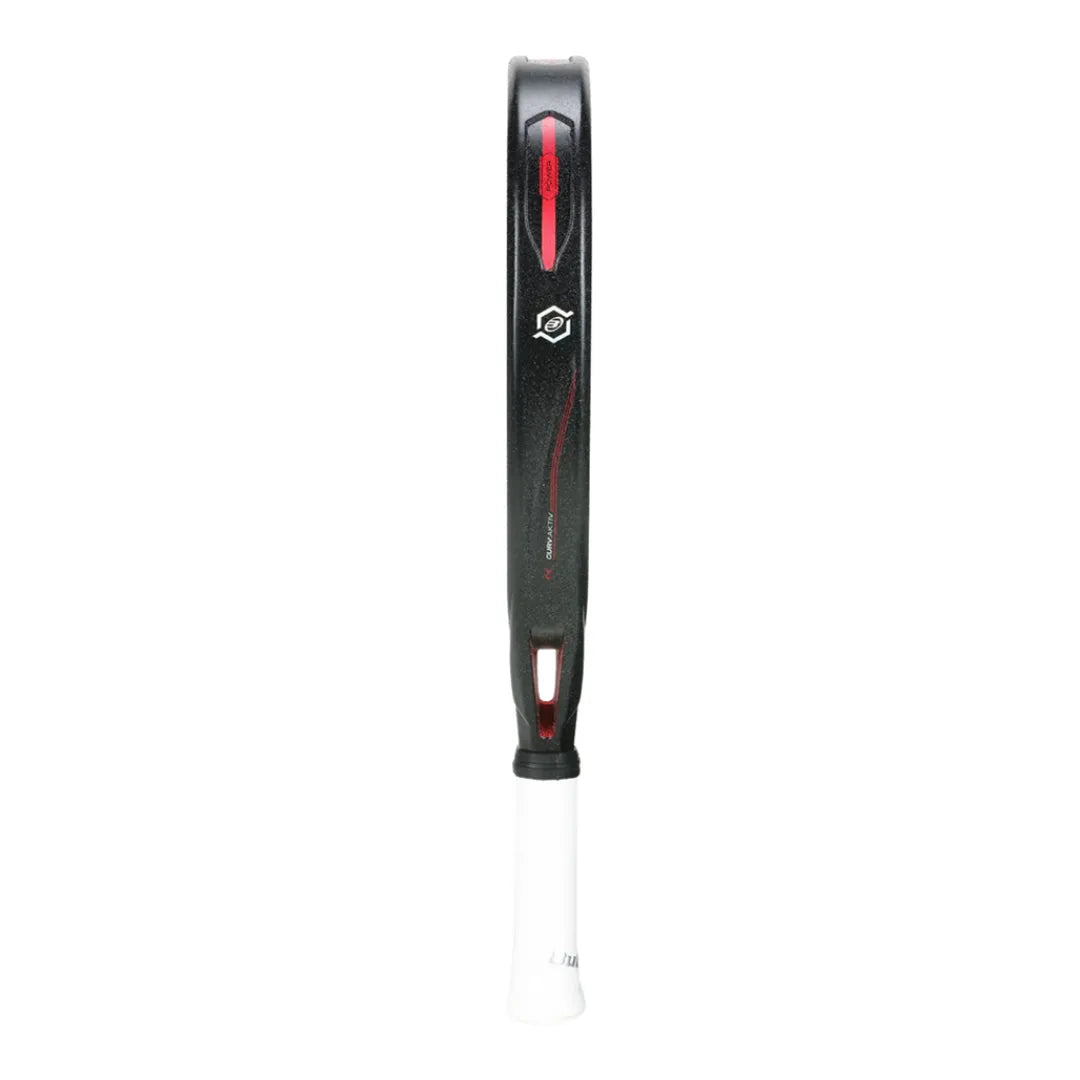 The Bullpadel Vertex 04 Comfort 2024 Martín Di Nenno features a black and red diamond-shaped design with a white handle, matte finish, subtle red accents, and CURVAKTIV system for enhanced play. A textured handle ensures a firm grip.