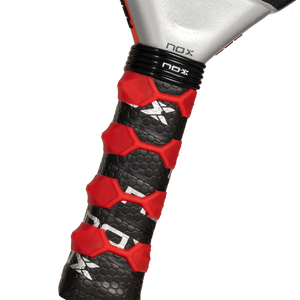 Close-up of the NOX Padel Racket AT10 Genius 18K by 2024 Agustin Tapia handle, featuring a black and red hexagonal pattern grip. The brand NOX is on the silver neck, crafted from refined aluminized carbon fiber for enhanced durability.